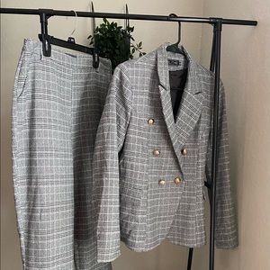 This gorg set from FashionNova and never wore it!